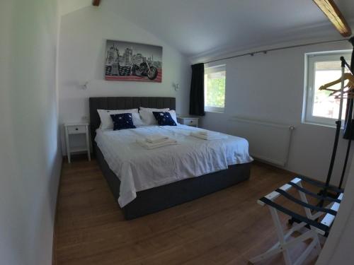 a bedroom with a large bed and a window at Vila Trifoi Apartamente in Breaza de Jos