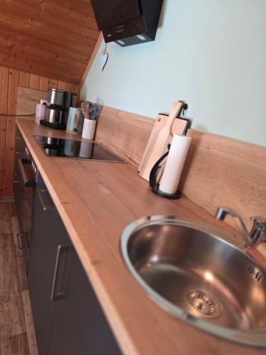 a kitchen counter with a sink and a stove at Fuchs & Hase in Uplengen