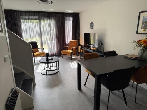 a living room with a table and chairs at Prins Heerlijk Amelander Kaap 81 in Hollum