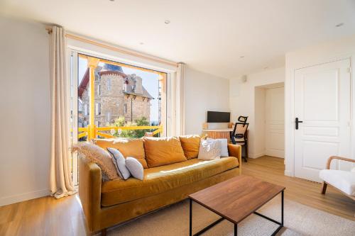 Sea view apartment with balcony