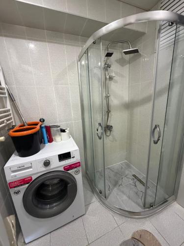 a washing machine and a shower in a bathroom at Classic Suite BH13 in Esenyurt