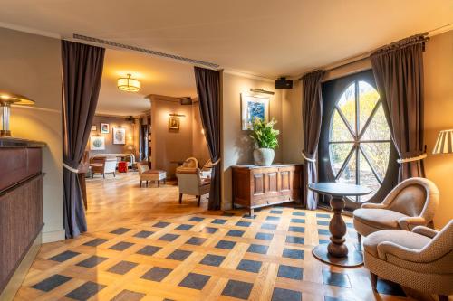 a living room with a checkered floor at Mondrian Suites Berlin am Checkpoint Charlie in Berlin