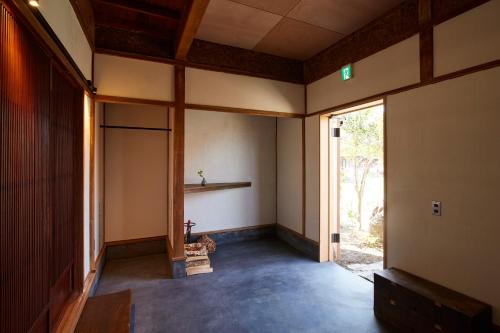 an empty room with a door and a window at 岩室久元 in Niigata