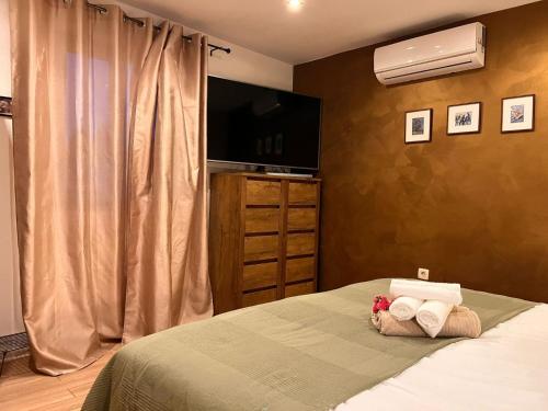 a bedroom with a bed with towels on it at Apartman Jesenjin Pobri in Volosko