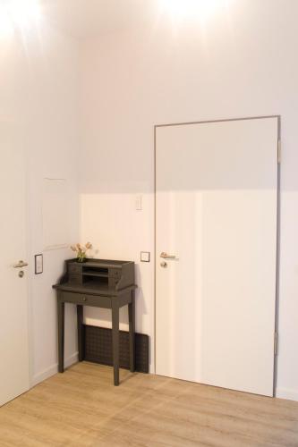 an empty room with a desk and a door at Appartements Villa Schwanenteich in Fehmarn