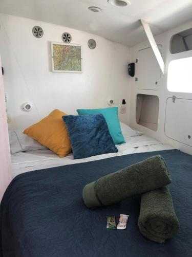 a bedroom with a large bed in a boat at Passeio diurno e hospedagem de Veleiro Maverick in Paraty
