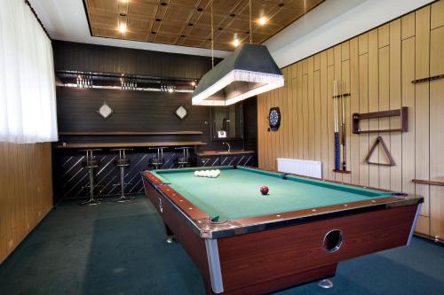 a billiard room with a pool table in it at Letní pobyt na Hotelu Samechov v Posázaví in Chocerady