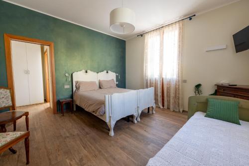 a bedroom with a bed and a green wall at 108 B&B Valdobbiadene in Bigolino