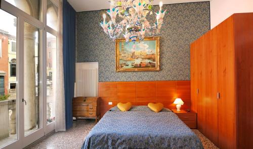 1 dormitorio con 1 cama y una pintura en la pared en Casa Dolce, en Venecia