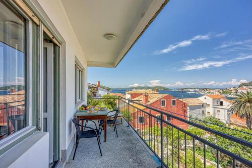 Enolabee Harbour View Apartment - Happy Rentals