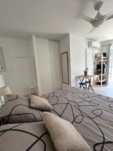 ein Schlafzimmer mit einem großen Bett und einem Deckenventilator in der Unterkunft Elo'Nco in Caderousse