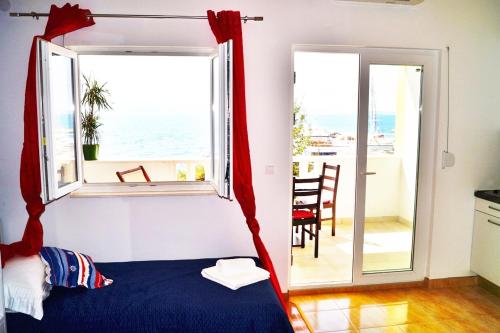Schlafzimmer mit einem Bett und Meerblick in der Unterkunft Marinero Studio Apartments in Split
