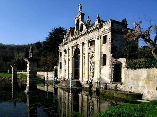 an old building in the middle of a body of water at Temporin Ospitalità in Monselice