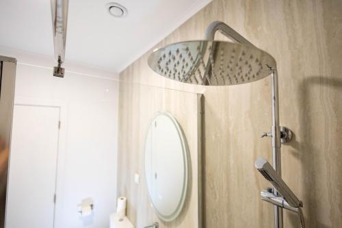 a bathroom with a mirror and a shower at Casa da Tia Clementina in Santana