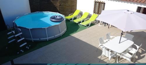 an overhead view of a hot tub and tables and chairs at Murta's Home in Cadaval