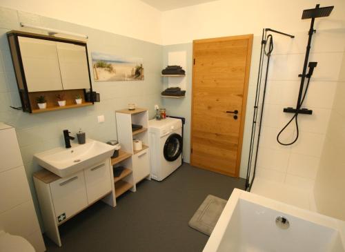 a bathroom with a washing machine and a washer at Weiher Apartment mit Terrasse & Parkplatz in Kulmbach
