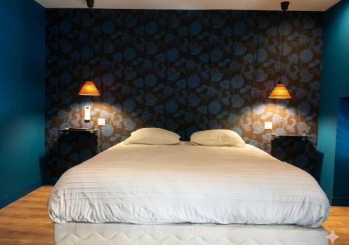 a bedroom with a large white bed with two lamps at Les Appartements Carré d'or - Nice Centre in Nice