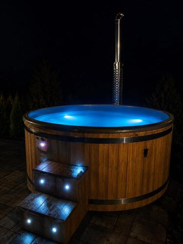 a jacuzzi tub in a yard at night at Domki w Zielonym Gaju in Ustrzyki Dolne