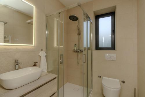 Villa Isabel - Luxury Apartments with Heated Pool & Sea View