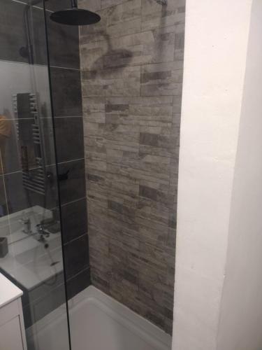 a bathroom with a shower with a glass door at Maison à Macon in Mâcon