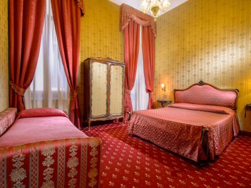 Säng eller sängar i ett rum på Centauro Hotel