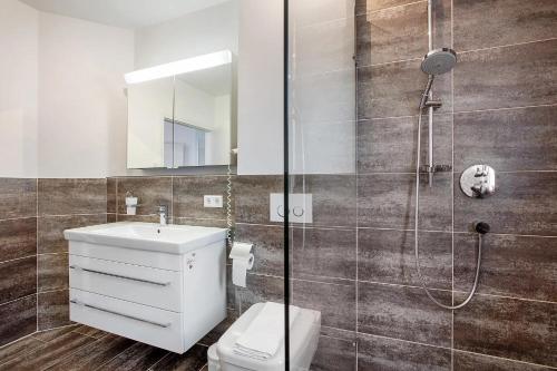 a bathroom with a shower and a toilet and a sink at Weinregion direkt vor der Tür erleben - Ferienwohnung Weinberg in Bad Bellingen