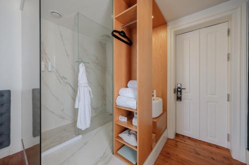 ein Badezimmer mit ebenerdiger Dusche und Glastür in der Unterkunft RM The Experience - Small Portuguese Hotels in Setúbal