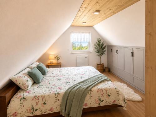a bedroom with a bed and a window at Novoveská chaloupka in Stříbrná