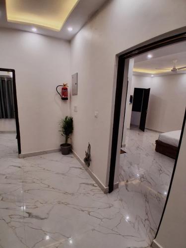 a room with a marble floor and a mirror at Hotel Pantao Rishekesh in Rishīkesh