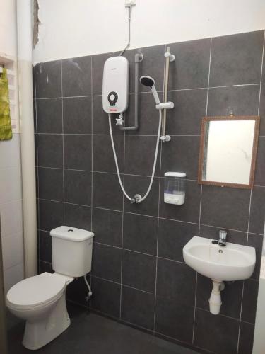 a bathroom with a toilet and a sink at Angah Homestay in Kampong Chabang
