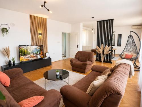 Foto Modern 2BR Apt with 2 Balconies Views and Parking 1