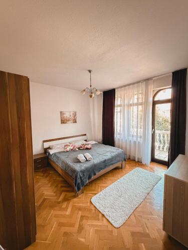 Foto Modern 2BR Apt with 2 Balconies Views and Parking 6