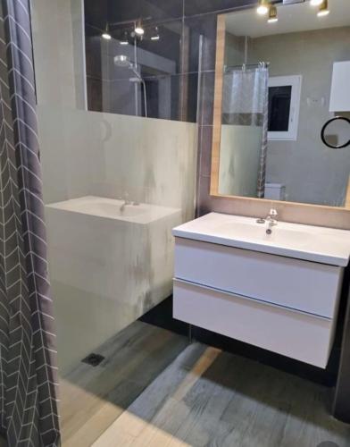 a bathroom with two sinks and a mirror at Valencia Room in Cuart de Poblet