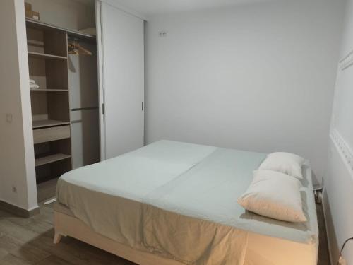 a bedroom with a bed and a closet at Valencia Room in Cuart de Poblet