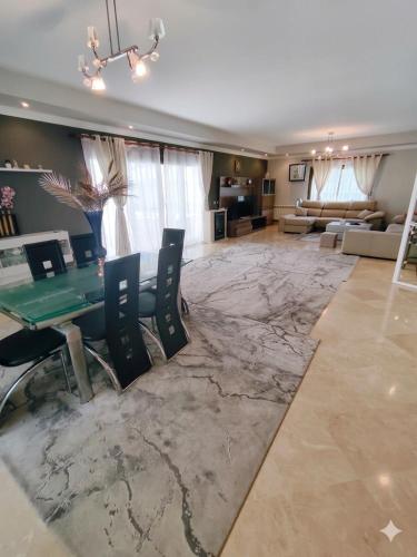 Bel Air Villa 5BR, Private Pool, Parking and Beach