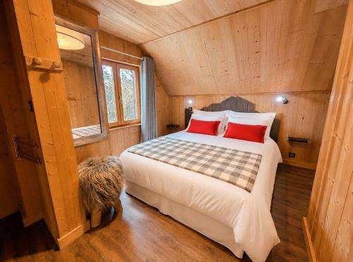 a bedroom with a bed in a wooden cabin at Chalet Pegulu in Puy-Saint-Vincent