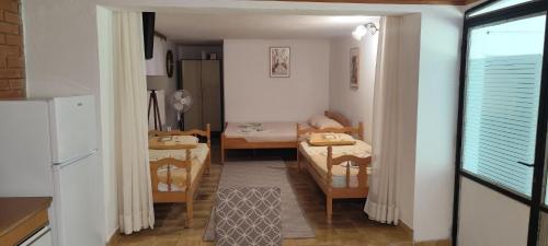 a small room with a kitchen and a dining room at Apartmani Vučević in Sutomore