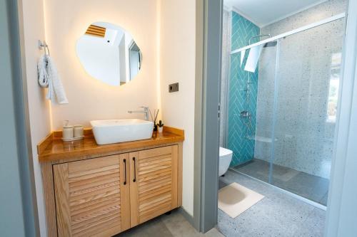 a bathroom with a sink and a shower at Villa Palma 2 in Beyobası