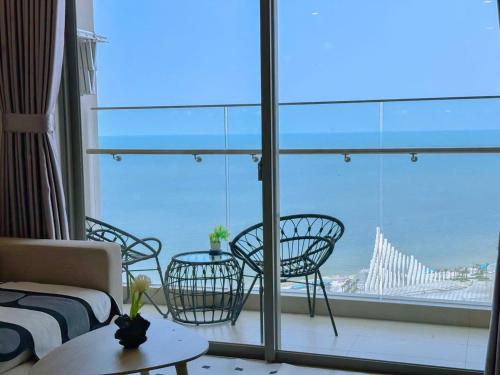 a room with a balcony with a view of the golden gate bridge at Căn hộ The Song Du lịch biển Tháp Tam Thắng INFINITY POOL FREE IN SIDE THE SEA in Vung Tau