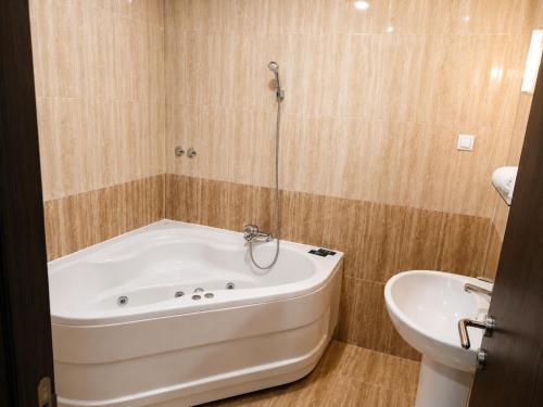 a bathroom with a bath tub and a toilet at Vila Radovanje in Cerovac