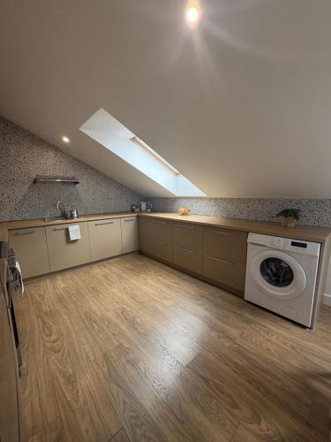 a kitchen with a washing machine in a room at Apartament Spokojny in Łańcut