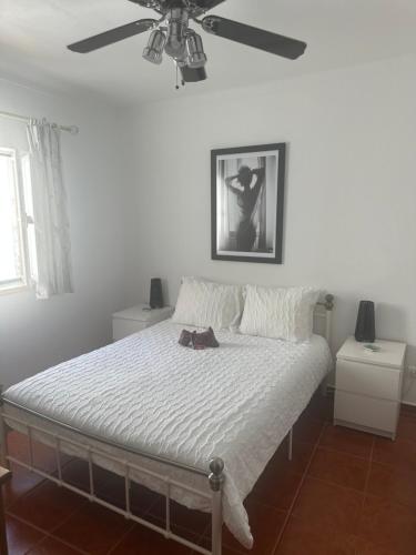 a bedroom with a bed with a cat laying on it at Central Tavira apartment, Casa Oliverio in Tavira