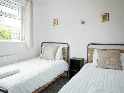 two beds sitting next to each other in a bedroom at Pine Hill Lodge in Guisborough