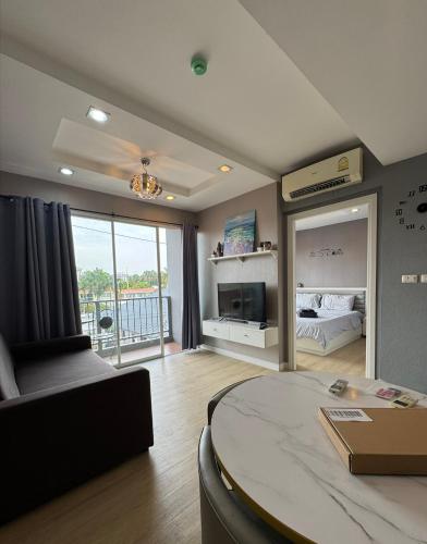 a large living room with a bed and a large mirror at The patio condo Bang saen in Ban Bang Saen (1)