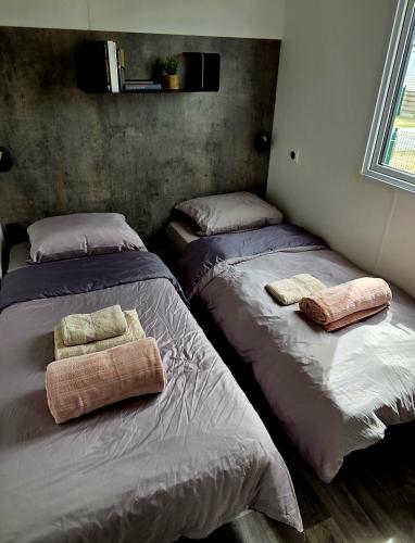 two beds sitting next to each other in a bedroom at Moon Lodge in Koksijde