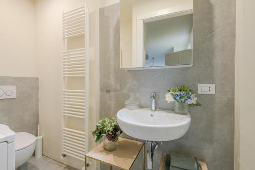 a bathroom with a sink and a mirror and a toilet at The Crystal Vine Lounge in Montecarlo