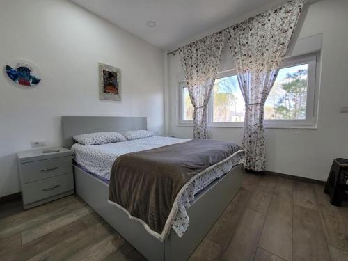 a bedroom with a bed and a window at Vila Eva Lalz in Draç
