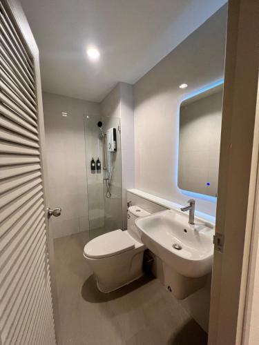 a bathroom with a toilet and a sink and a shower at 2 Bed & 2 Bath Suite, 2nd floor in Ban Bang Toei (1)