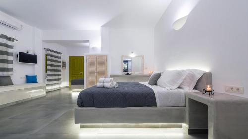 Shining Star Suites in the central town of santorini