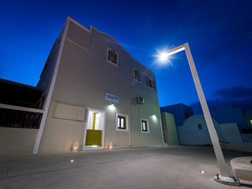 Shining Star Suites in the central town of santorini